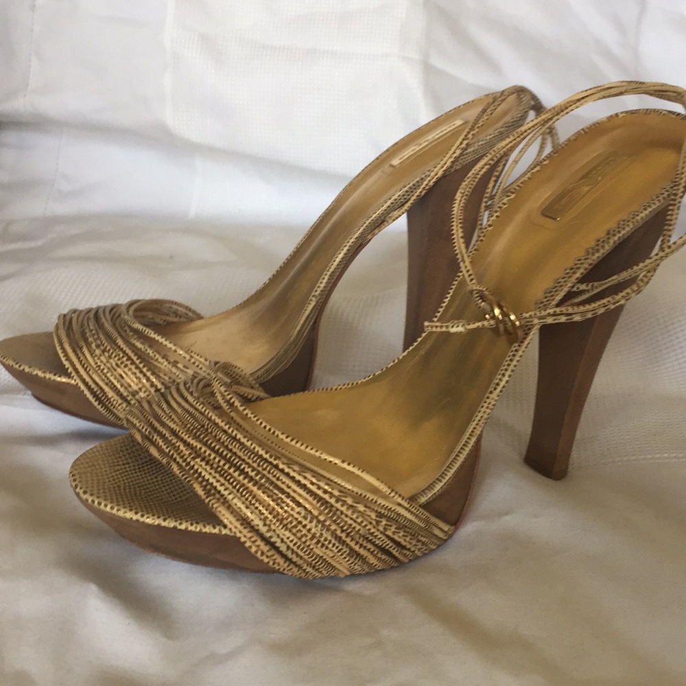 Wooden heel platform sandal.